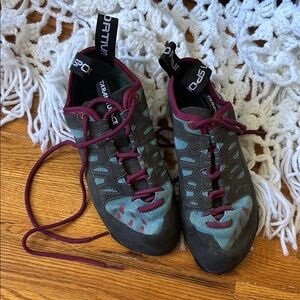 La Sportiva Tarantulace Women's Climbing Shoes - Teal and Burgundy Pink